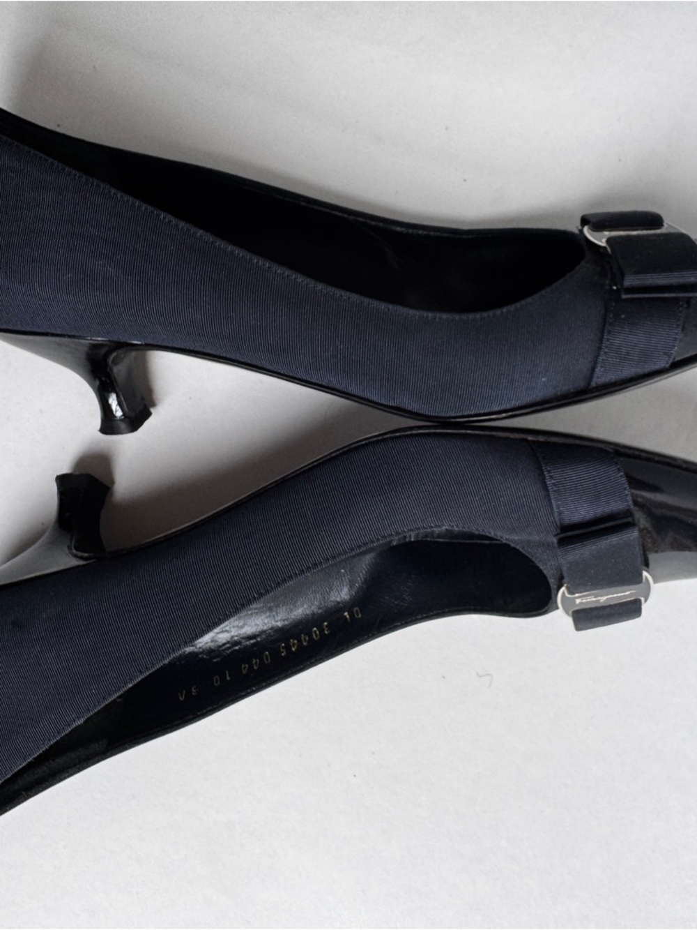 Salvatore Ferragamo Vara Navy Grosgrain Bow Pumps Kitten Heel 10 3A Italy - Picture 6 of 10